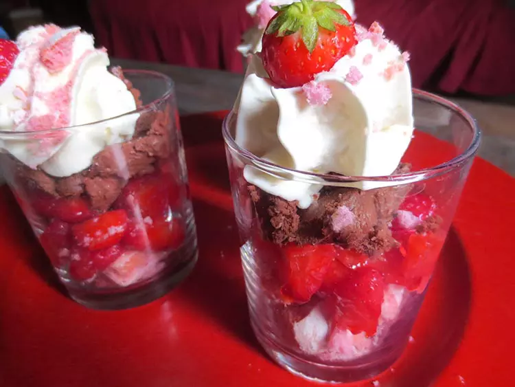 Verrines faciles aux fraises glace au chocolat3